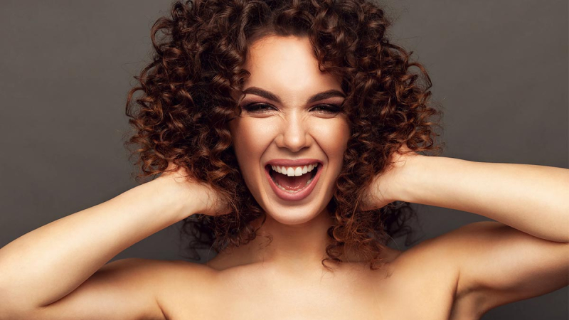 Делаются просто, а выглядят эффектно: 3 прически, которые дополнят любой образ в Новый год